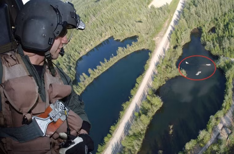 Tại một hồ nước ở Mỹ suốt hơn nửa thế kỷ qua tồn tại một xác máy bay ném bom B-29 khổng lồ khiến không ít người đặt câu hỏi về danh tính cũng như câu chuyện kỳ bí đằng sau nó.