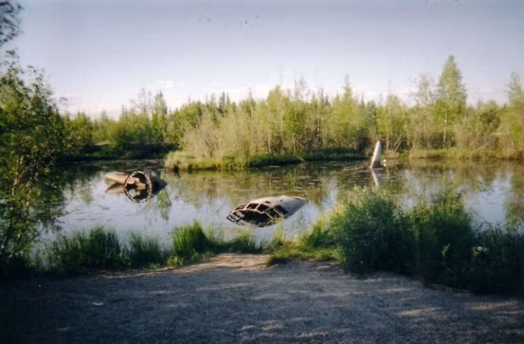 Do nước không sâu, chỉ có một phần máy bay bị lộ trên mặt nước, vì vậy nó trở thành chủ đề tuyệt vời cho khách du lịch hiếu kỳ.