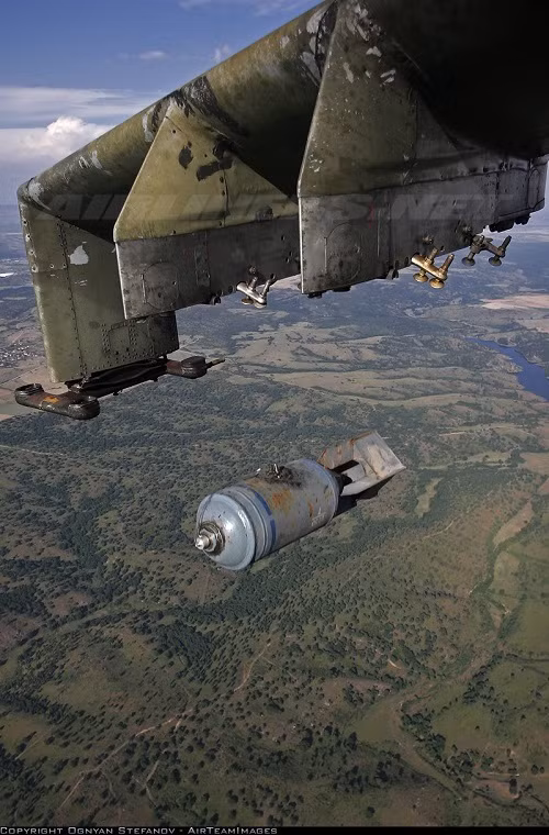 Trong ảnh là một chiếc trực thăng tấn công Mi-24 triển khai bom thông dụng FAB-100 mà nó mang theo.