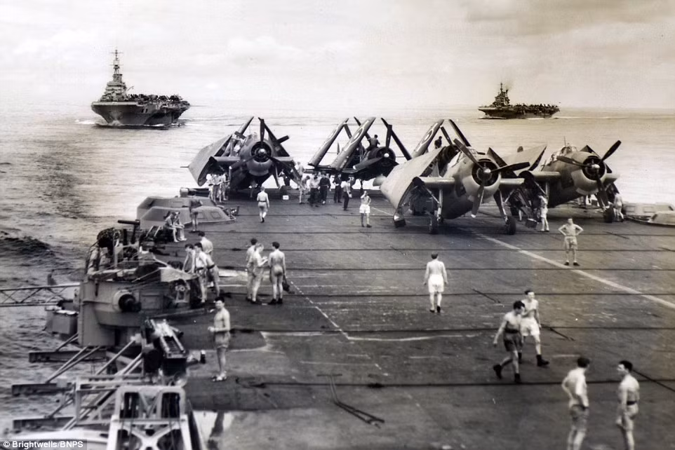 Phút thư giãn của binh sĩ trên HMS Indomitable khi tới Vịnh Victoria, Hồng Kông (Nguồn: Brightwells).