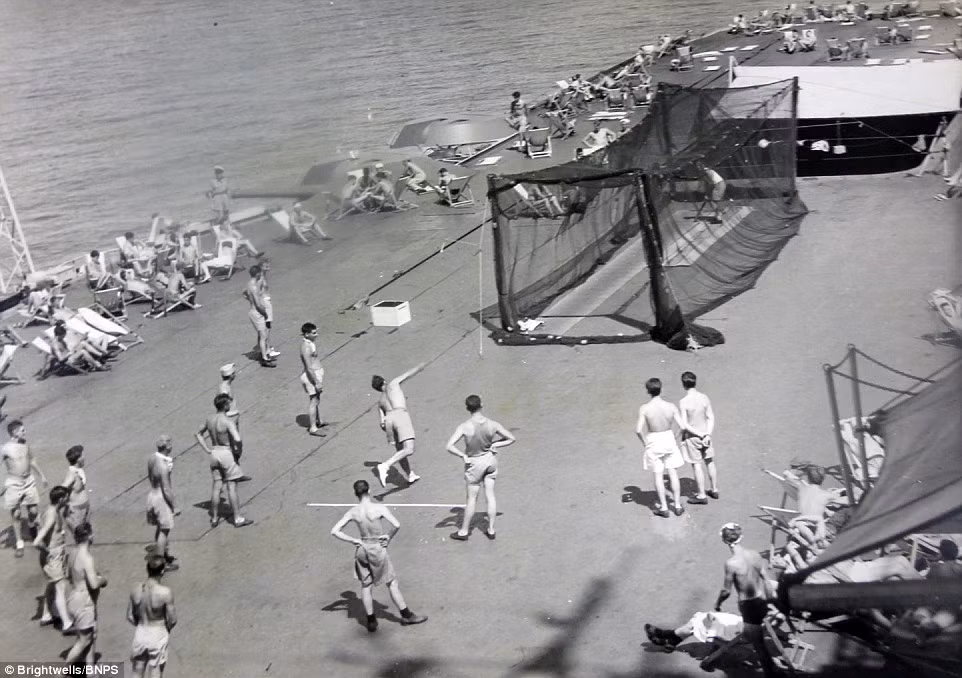 Trước đây các bức ảnh này đã được Edward để lại cho vợ là Edith và được giữ trong một hộp nhỏ. Hiện không ai biết rõ các tác giả của những bức ảnh nhưng hầu hết ảnh đều có chất lượng cao, được các nhà quân sử rất quan tâm. Ảnh lính Úc tham gia chơi bóng trên tàu sân bay HMS Formidable (Nguồn: Brightwells).