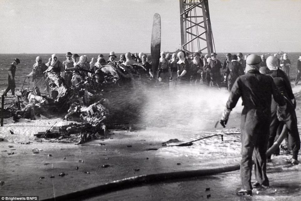 Sàn tàu sân bay HMS Formidable bị cháy dữ dội sau khi bị máy bay phát xít Nhật tấn công. Chống trọi với đợt tấn công tàn bạo của quân phát xít Nhật này, hạm đội của quân đội Anh đã bị thiệt mạng 44 người và 83 binh sĩ bị thương. Tuy nhiên, quân đội Anh cũng bắn rụng hơn 40 máy bay của phát xít Nhật, hầu hết trong số chúng đều là máy bay cảm tử (Nguồn: Brightwells).