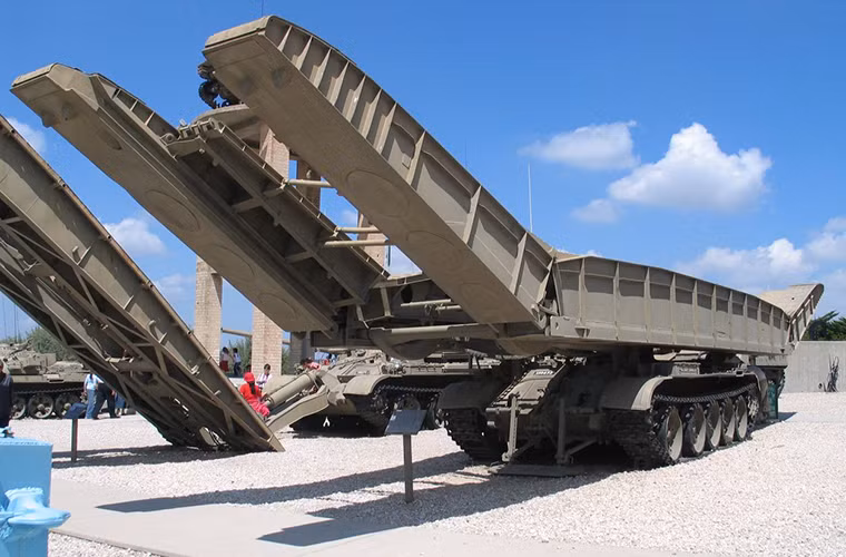 Dẫn đầu các phương tiện công binh trong bảng danh sách của Zhukov là mẫu cầu cơ giới tự hành MTU-20 được đặt trên khung gầm xe tăng T-55, nó mang theo cụm cầu vượt dài tới 20m và rộng 15m. MTU-20 được trang bị một động cơ diesel 39 lít, 12 xi-lanh với công suất 580 mã lực.