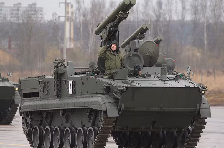 Trái tim của Khrizantema-S là động cơ diesel UTD-29 10 xi-lanh có công suất 500 mã lực tương tự như trên BMP-3, nó tốc độ di chuyển tối đa là 70km/h với tầm hoạt động gần 600km.