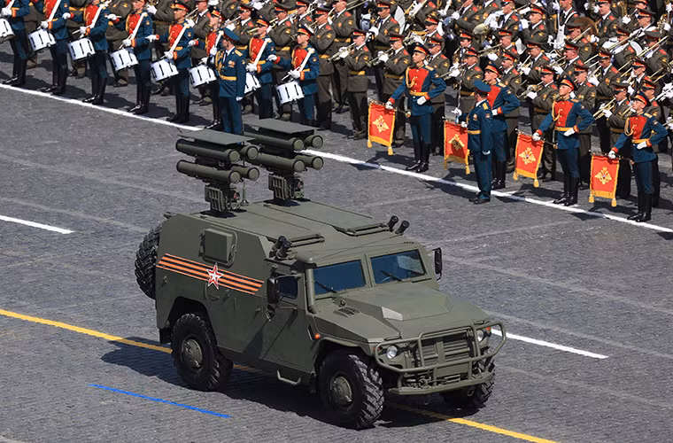 Cái tên tiếp theo không ai khác chính là xe bọc thép chở quân tiêu chuẩn của Quân đội Nga Tigr GAZ 4x4. Tigr được xem là câu trả lời của Nga dành cho mẫu xe bọc thép Humvee của Mỹ, nó sở hữu thiết kế vượt trội hơn hẳn với động cơ diesel YaMZ-530 6 xi-lanh có công suất 300 mã lực. Một chiếc Tigr có thể chở theo tới 11 binh sĩ hoặc 1.5 tấn hàng hóa.