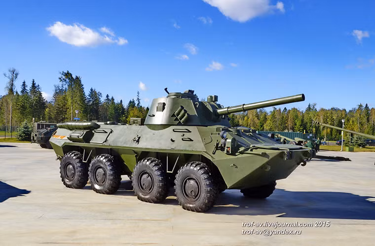 Ngoài ra việc sử dụng khung gầm xe bọc thép chở quân BTR-80 cũng cho phép triển khai Nona-SKV ở nhiều địa hình khác nhau. Tầm bắn hiệu quả của mẫu cối tự hành này có thể đạt gần 13km.