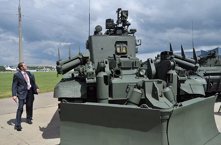 IMR-3M có lẽ là cái tên không xa lạ gì với công binh Nga khi nó là phương tiện cơ giới công binh chính của nước này. IMR-3M gần như là một mẫu xe công binh đa năng có thể thực hiện mọi loại nhiệm vụ hổ trợ trên chiến trường bên cạnh đó với khung gầm T-90 mạnh mẽ càng khiến nó trở nên nổi tiếng. Đi kèm IMR-3M là động cơ diesel V-84MS 12 xi-lanh với công suất 840 mã lực.