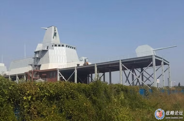 Từ 2014, thông tin về việc Trung Quốc phát triển Type 055 đã xuất hiện trên mạng Internet của nước này, cùng với đó là hình ảnh về một cấu trúc thượng mô phỏng Type 055 trên cạn tại Vũ Hán càng củng cố thêm giả thuyết này.