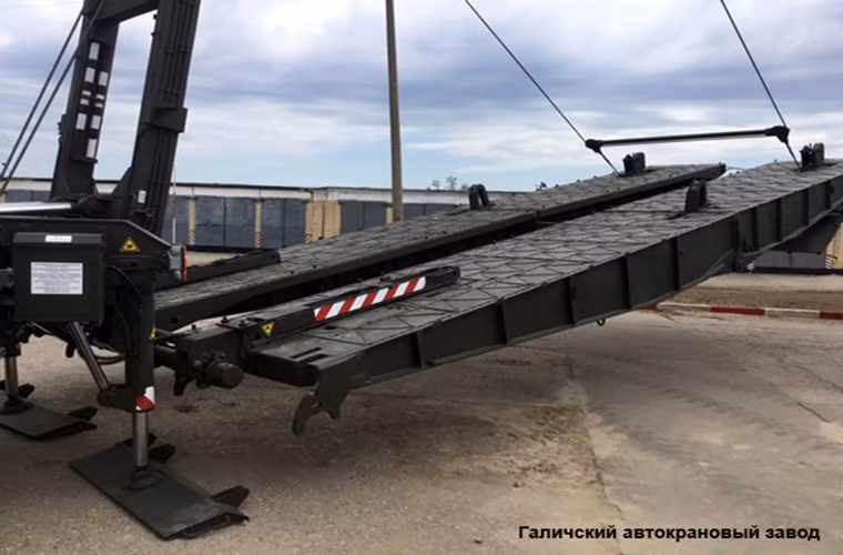 TMM-3M2 là biến thể nâng cấp của mẫu cầu cơ giới TMM-3M vẫn đang được Quân đội Nga sử dụng, nó có chiều dài tối đa 42m và có tải trọng 60 tấn. Mỗi tổ hợp TMM-3M2 có bốn nhịp cầu và mỗi nhịp cầu dài 10.5m đặt trên khung gầm xe tải đặc chủng KAMAZ.