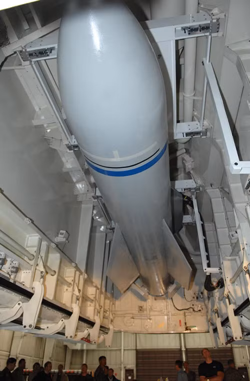 Do loại bom này sử dụng dẫn đường GPS cho nên độ chính xác của nó có thể đạt 1,2m. Cận cảnh bom GBU-57A/B đã được gắn vào khoang chứa đạn dược.