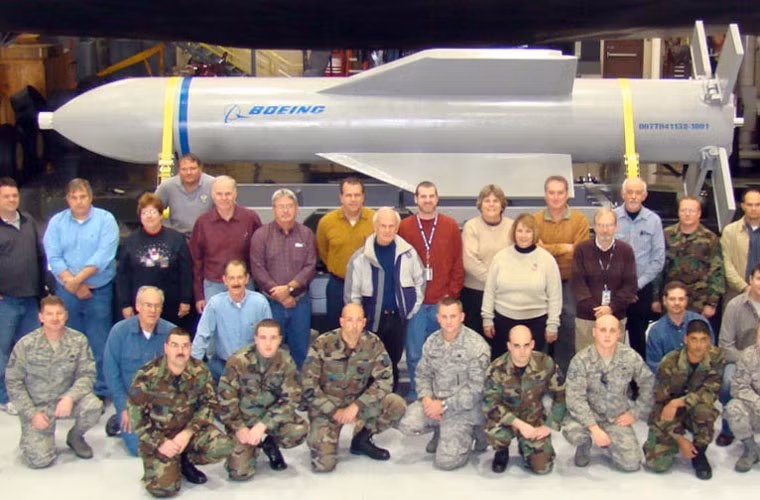 Trong hình là các nhân viên chế tạo chụp ảnh kỷ niệm cùng siêu bom GBU-57A/B, loại bom này dài 6,2m, đường kính là 0,8m, lượng thuốc nổ là 2,4 tấn.