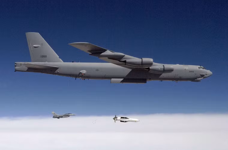 Cận cảnh oanh tạc cơ B-52 khi ném siêu bom GBU-57A/B.