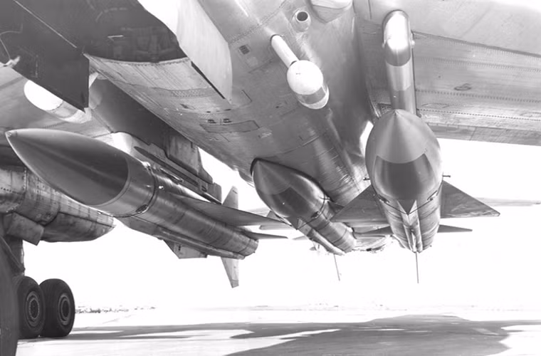 Kh-32 được Liên Xô sau đó là Nga bắt đầu phát triển từ đầu những năm 1990 và được giới thiệu lần đầu tiên vào năm 2000. Cho tới mùa hè năm 2013, hình ảnh đầu tiên về Kh-32 trên một chiếc Tu-22M3 mới chính thức xuất hiện trong một đợt thử nghiệm tại sân bay của Viện nghiên cứu hàng không Gromov tại thị trấn Zhukovsky.