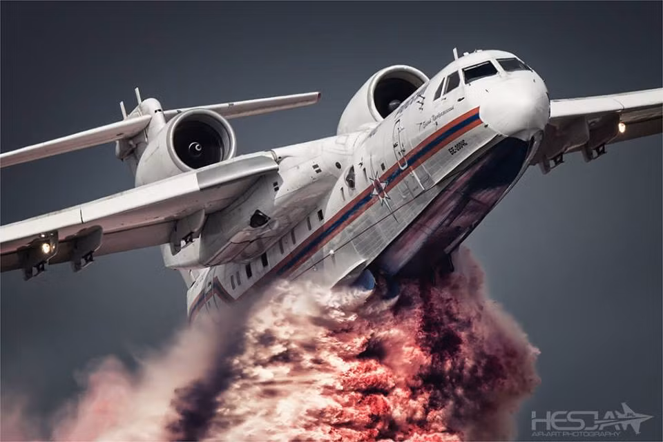 Một chiếc thủy phi cơ phản lực Be-200 của Bộ Tình trạng khẩn cấp Nga trình diễn tại triển lãm MAKS-2015.