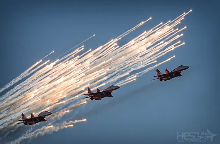 Phi đội “Chim Én” của Không quân Nga với màn trình diễn ấn tượng với mồi bẫy nhiệt.
