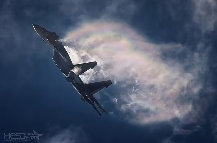 Một chiếc Su-35 trình diễn với màn bay hổ mang Pugachev nổi tiếng của các dòng tiêm kích do Sukhoi chế tạo.