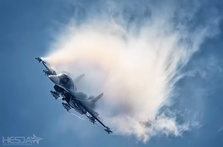 Hiện tại Su-34 được đánh giá là dòng máy bay ném bom tốt nhất thế giới và nó hoàn toàn không có đối thủ. Dù được thiết kế cho các nhiệm vụ tấn công mặt đất nhưng Su-34 vẫn sở hữu các tính năng không chiến tương tự như người tiền nhiệm của mình dòng tiêm kích Su-27.