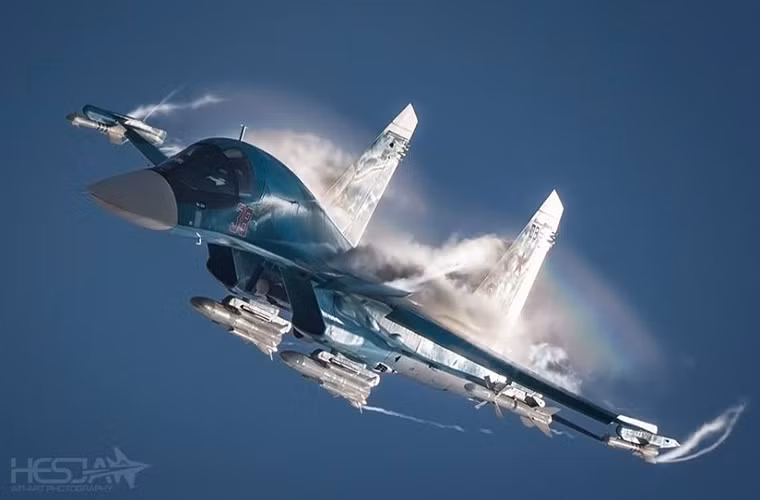Hệ thống vũ khí trên Su-34 khá đa dạng với 12 giá treo vũ khí nó có thể mang theo tối đa 12 tấn bom, tên lửa các loại trong đó có cả tên lửa chống hạm như Kh-31, Kh-35 và P-800.