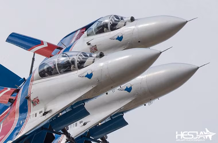 Ngoài phi đội “Chim Én”, Không quân Nga vẫn còn một phi đội máy bay biểu diễn nữa là phi đội “Hiệp sĩ Nga” với những chiếc tiêm kích Su-27.