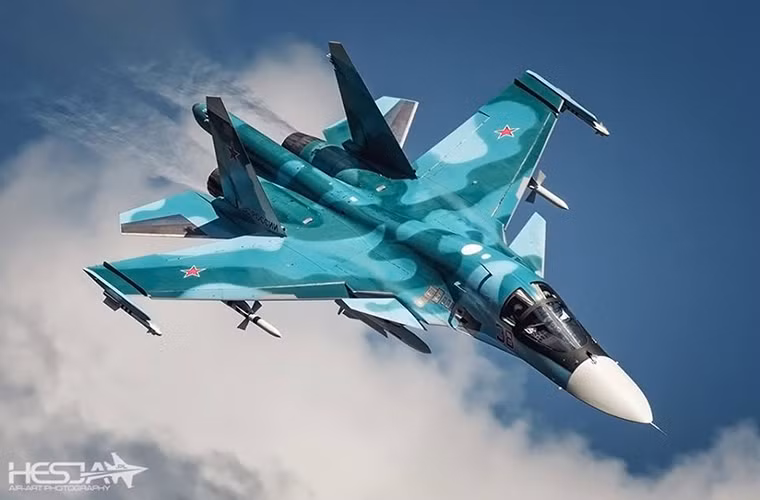 Nhưng Su-35 không phải là cái tên duy nhất của Không quân Nga trong năm 2015, khi màn ra mắt không thể ấn tượng hơn của dòng tiêm kích bom thế hệ mới Su-34 của Nga tại Syria đã khiến nó trở thành mẫu máy bay chiến đấu được săn đón nhất trong đầu năm 2016.