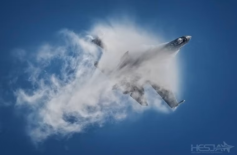 Bên cạnh đó, trong năm 2015 Nga vẫn còn một cái tên khá nổi bật trên thị trường vũ khí thế giới với các hợp đồng tỷ USD với Trung Quốc và Ấn Độ là tiêm kích đa năng Su-35 dòng máy bay chiến đấu thế hệ 4++ chỉ mới được trang bị mình cho Không quân Nga.