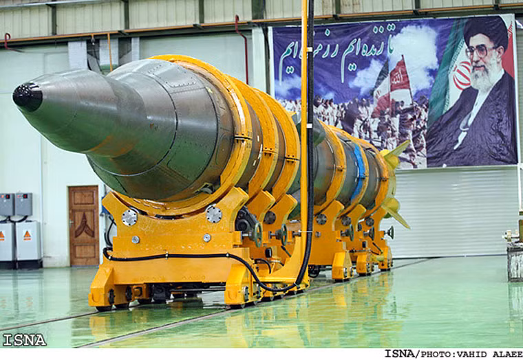 Tên lửa đạn đạo tầm trung Sejjil. Đây là một tên lửa nhiên liệu rắn 2 giai đoạn. Tên lửa có chiều dài 18,2 m, đường kính lớn nhất 1,5 m, trọng lượng 21,5 tấn. Sejjil có tầm bắn từ 2.000-2.500 km. Nó được lắp trên phương tiện mang phóng chuyên dụng với khả năng cơ động rất cao.