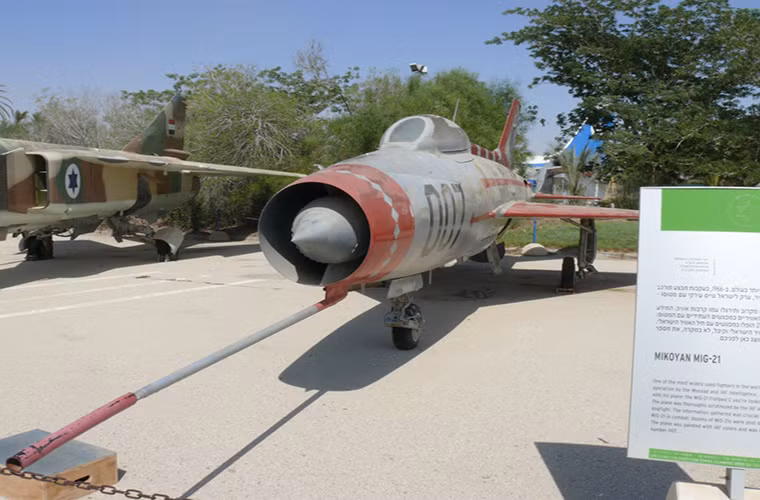 Xét một cách tổng thể mô hình chung xung đột với các nước Ả Rập đã giúp Israel dành được khá nhiều thứ không chỉ về mặt chính trị, đất đai mà còn cả nền tảng công nghiệp quốc phòng vốn hầu như không có gì từ thời điểm mới lập quốc. Trong ảnh là một chiếc tiêm kích MiG-21F13 mà tình báo Israel đánh cắp được từ Ai Cập.