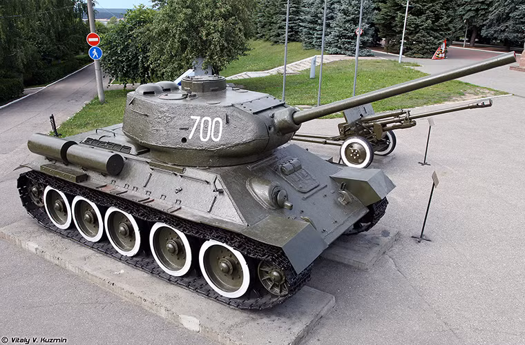 Đa phần các vũ khí tại công viên Cheboksary đều được trưng bày ngoài trời điển hình như chiếc xe tăng T-34 này.