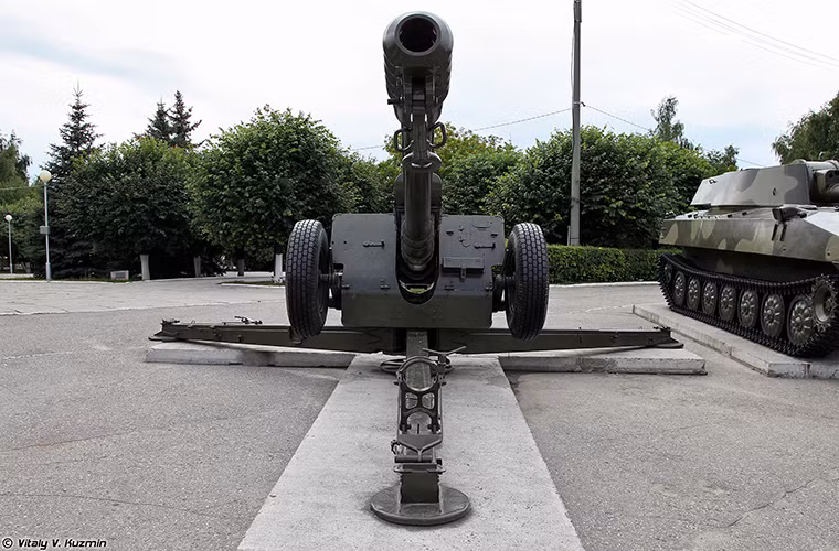 Được đặt ngay bên cạnh nó là mẫu lựu pháo D-30 122mm.