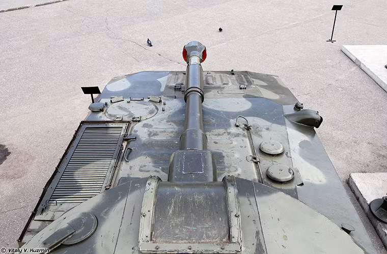 2S1 Gvozdika được phát triển dựa trên nền tảng mẫu lựu pháo 2A18 (D-30) 122mm kết hợp với khung gầm bọc thép đa năng MT-LB.