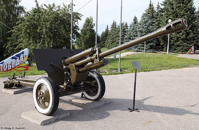 Và cả mẫu pháo chống tăng Zis-3 76mm.