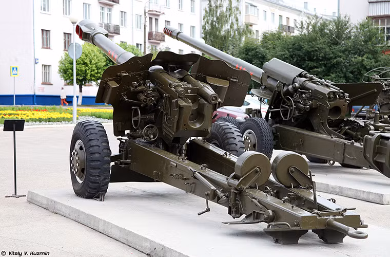 D-20 có trọng lượng khoảng 5.7 tấn cỡ nòng 152,4 mm với tầm bắn hiệu quả lên đến 17.4km và 24km với đạn tăng tầm.