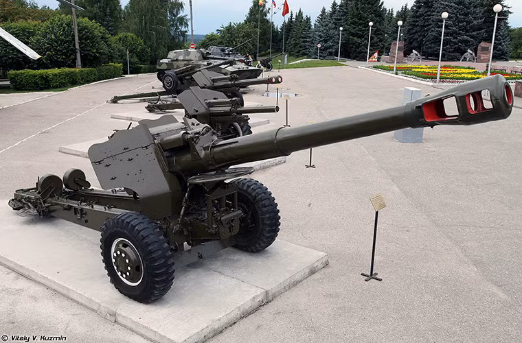 Tất nhiên bộ sưu tập pháo binh tại Cheboksary không thể thiếu “con voi sắt” M1955 (D-20) 152mm được Liên Xô đưa vào sản xuất hàng loạt từ những năm 1950.