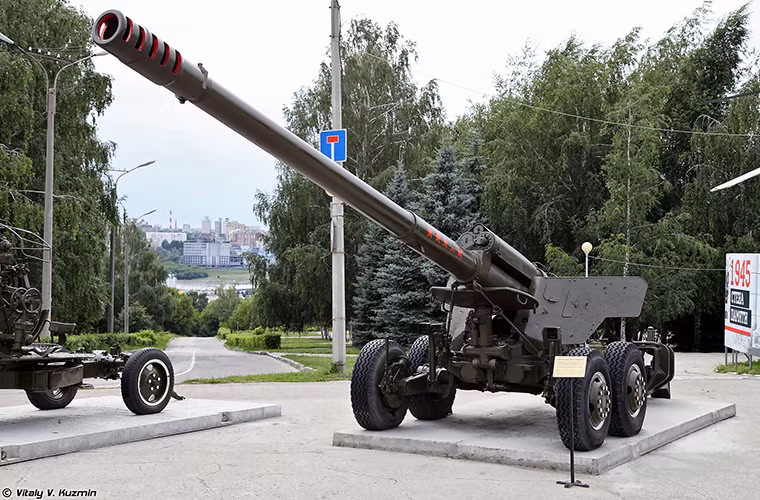 Cái tên tiếp theo có thể được xem là “vua chiến trường” mẫu pháo kéo hạng nặng 2A36 Giatsint-B 152mm được đưa vào trang bị từ năm 1975, có tầm bắn hiệu quả hơn 30km với đạn thông thường và 40km với đạn tăng tầm.