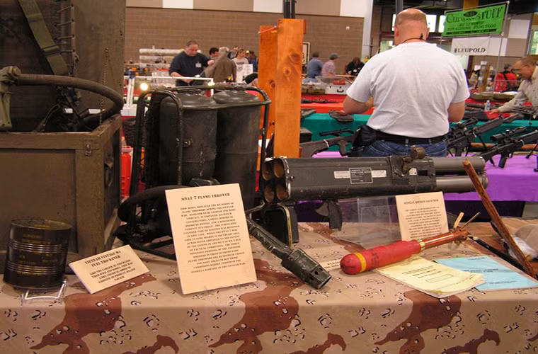 M202 sử dụng chế độ bắn phát một với sơ tốc đầu nòng là 114m/s, tầm bắn tối thiểu của nó là 20m và tối đa là 750m nhưng tầm bắn hiệu quả và cho độ chính xác cao nhất của mẫu súng phóng lựu này là 200m.