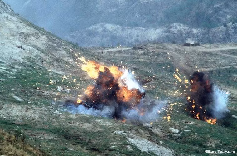 TPA là triethylaluminum (TEA) nén với nhựa polyisobutylene, nó là một hợp chất hữu cơ kim loại có thể cháy ở nhiệt độ lên tới 1200 ° C khi tiếp xúc với không khí. Khi bị đốt nó sinh ra nhiệt lượng lớn hơn cả xăng hay napalm, thậm chí bức xạ nhiệt của TEA có thể gây bỏng ở một số bộ phận trên cơ thể con người ngay cả khi không tiếp xúc trực tiếp với ngọn lửa.