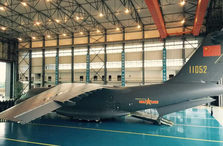 Tải trọng của Y-20 được cho là vào khoảng 66 tấn - đưa Trung Quốc trở thành quốc gia thứ 6 trên thế giới chế tạo được máy bay vận tải hạng nặng, chiến lược.