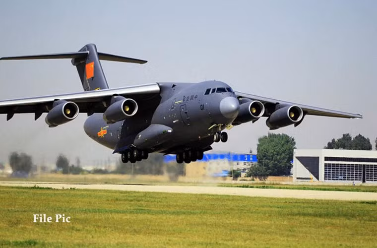 Máy bay vận tải Y-20 do Viện nghiên cứu thiết kế của Tập đoàn công nghiệp hàng không Trung Quốc thiết kế, được công ty công nghiệp máy bay Tây An chế tạo. Y-20 cất cánh lần đầu tiên ngày 26/1/2013 đã gây kinh ngạc cho giới quân sự thế giới.