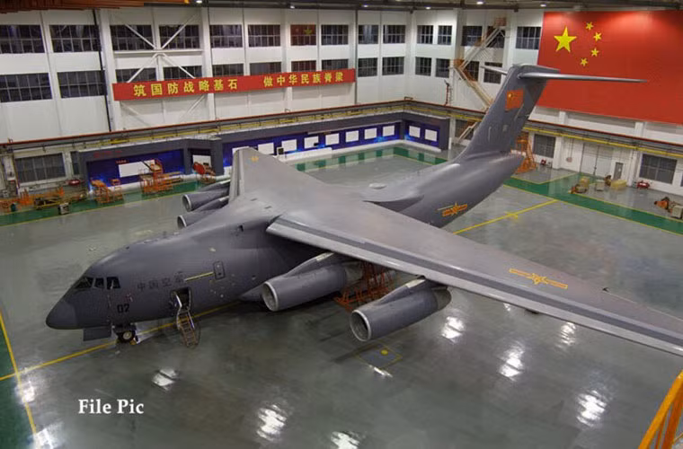 Đương nhiên là máy bay Y-20 cũng có nét "ăn cắp" công nghệ của Nga - Mỹ. Theo giới quân sự, thân, cánh, đuôi của Y-20 có nét giống với mẫu Il-76 của Nga trong khi phần đầu mũi lại giống với C-27 Globalmaster III của Mỹ.