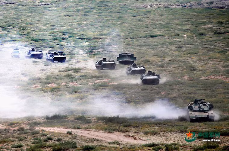 Xe bọc thép chở quân Type 89 dưới sự hỗ trợ của một chiếc Type 96 tiến lên chiếm lĩnh trận địa trong đợt diễn tập bắn đạn thật của Quân đội Trung Quốc vào đầu tháng này.