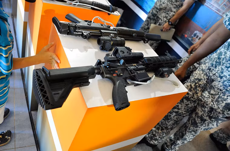 Dù khá thành công với dòng súng trường tấn công SAR-21, nhưng Singapore vẫn trang bị khẩu HK416 cho tất cả các đơn vị đặc nhiệm của mình bao gồm cả Lục quân, Không quân và Hải quân. Do đó cũng sẽ dễ hiểu khi SOTF được trang bị mẫu súng trường tấn công tiên tiến này.