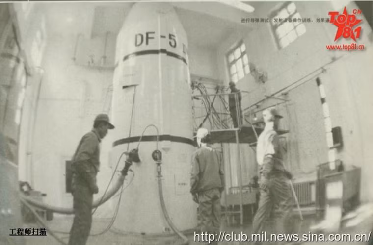 Trang mạng quân sự Sina dẫn nguồn một báo cáo của Bộ Quốc phòng Mỹ cho biết, Quân đội Trung Quốc đang bắt đầu cải tiến các tên lửa đạn đạo DF-5 của nước này nhằm có thể triển khai nhanh chúng trên một tổ hợp phóng di động thay vì các hầm phóng ngầm dưới lòng đất. Ra đời năm 1981, DF-5 là tên lửa liên lục địa cao tuổi nhất trong kho vũ khí chiến lược của Trung Quốc.