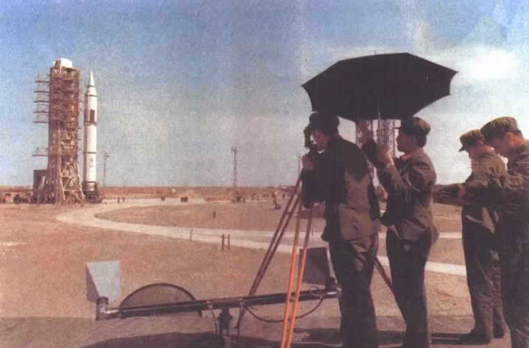 Dù vậy sau hơn 30 năm hoạt động DF-5 đang dần trở nên lỗi thời so với các mẫu ICBM khác của Mỹ hay Nga, theo số liệu vào năm 2008 Trung Quốc chỉ đưa khoảng 20 tên lửa DF-5 với nhiều biến thể khác nhau vào trạng thái sẵn sàng chiến đấu thấp hơn nhiều so với cuối những năm 1990. Điều này một phần chứng tỏ cho việc Quân đội Trung Quốc không còn mặn mà DF-5.