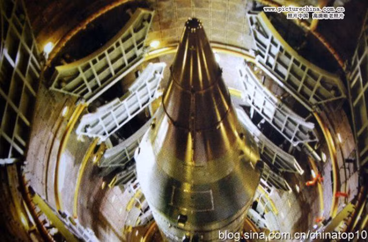 DF-5 là mẫu tên lửa đạn đạo liên lục địa ba tầng sử dụng động cơ đẩy nhiên liệu lỏng được Trung Quốc, thử nghiệm lần đầu tiên vào năm 1971 và phải mất 10 năm sau đó nó mới được đưa vào trang bị chính thức. Từ đó cho tới nay DF-5 liên tục được Trung Quốc cải tiến.