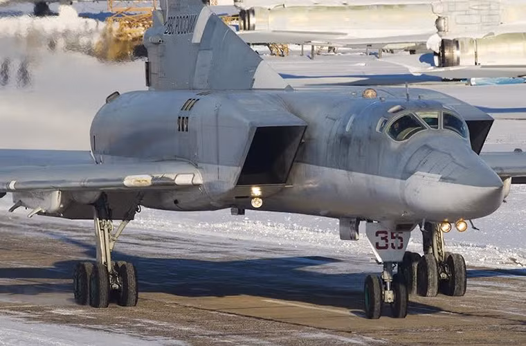 Trước đó vào năm 2015, Nga cũng đã đưa vào trang bị lại 12 chiếc Tu-22M3 từ các kho dự trữ chiến lược nâng tổng số phi đội ném bom Tu-22M của nước này lên 63 chiếc ở cả không quân và hải quân.