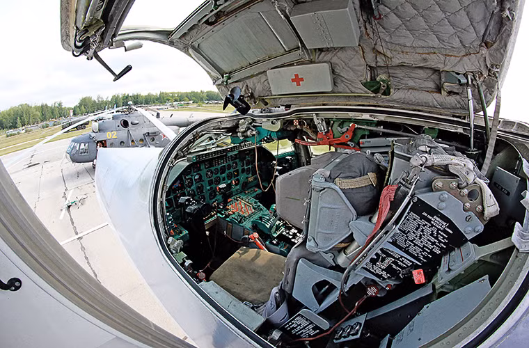 Cận cảnh bên trong buồng lái của Tu-22M3 với thiết kế đặc trưng của các dòng máy bay ném bom của Nga trước đây. Có một điểm khá tốt là phi hành đoàn trên Tu-22M3 cũng được trang bị hệ thống ghế phóng khẩn cấp.