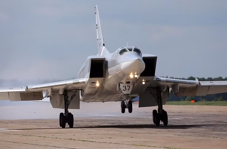 Một chiếc Tu-22M3 có trọng lượng cất cánh tối đa là 124 tấn và với thiết kế cánh cụp cánh xòe sải cánh tối đa của nó là 34.28 m, còn chiều dài máy bay là hơn 42m và cao 11m.