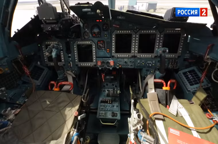 Cận cảnh buồng lái của Su-34 với thiết kế hiện đại hơn các dòng chiến đấu cơ của Liên Xô trước đây với các màn hình hiển thị LCD đa chức năng cùng với đó là hệ thống ghế phóng khẩn cấp NPP Zvezda K-36.
