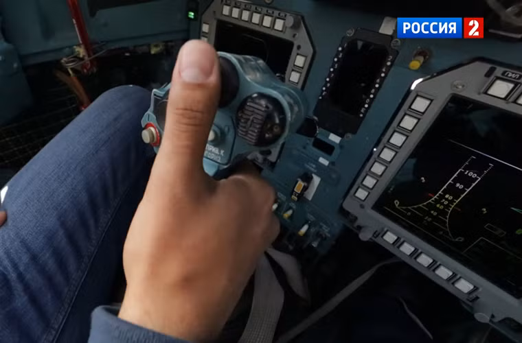 Kính buồng lái của Su-34 được cố định vào bên trong thân máy bay và nó chỉ có thể được mở ra trong trường hợp khẩn cấp giúp phi công thoát hiểm. Trong ảnh là cần lái ở vị trí ngồi của phi công chính trên Su-34.