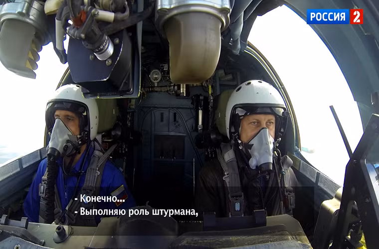 Hình ảnh bên trong buồng lái Su-34 khi nó hoạt động, ta có thể dễ dàng nhận thấy không gian dư ra phía sau vị trí phi công dư ra khá rộng.